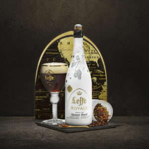 Leffe Royale Mount Houd, birra belga dal gusto intenso di caramello e chiodi di garofano in bottiglia 33 cl e 75 (in foto) con l'apposito calice di degustazione (ab-inbev.com).