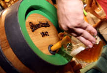 Birra Pilsner Urquell cruda spillata dalla botte