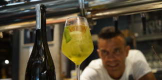 Il bartender mixologist Charles Flamminio con il cocktail The Big Luveria