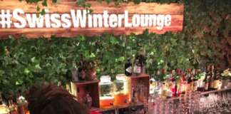 Barman al lavoro per Swiss Apero al Swiss Winter Lounge de La Terrazza di via Palestro a Milano