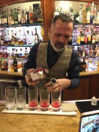 il bartender Alessandro Melis al Savini Caffè di Milano miscela il cocktail Prickly Pear