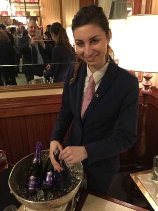 Savini Caffè Milano, la giovane sommelier Valentina Fusco prepara il Savini Royal con Champagne Taittinger Nocturne Sec