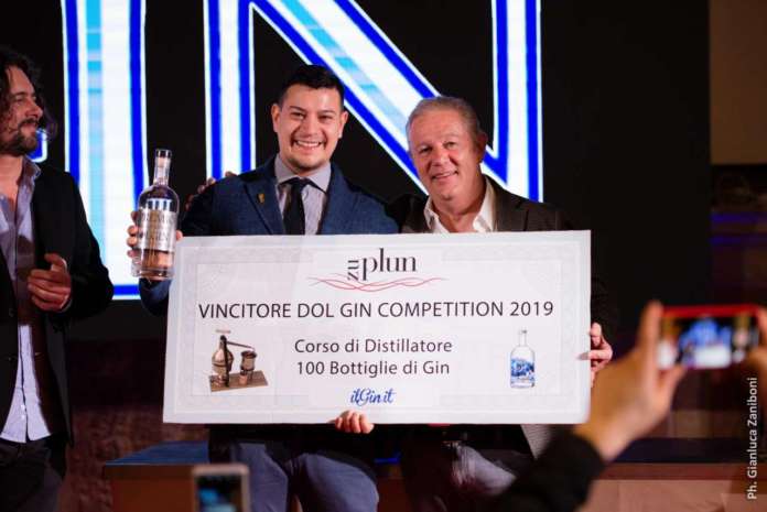 Il vincitore Lucas Kelm premiato dal mastro distillatore Florian Rabanser di Zu Plun