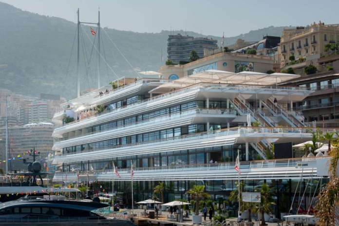 La prestigiosa e moderna sede dello Yacht Club de Monaco, sede del concorso Cocktail Mixologist Competition.