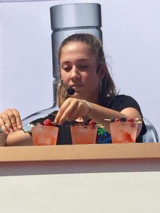 Greta Bonomo rifinisce i bicchieri de cocktail Carli