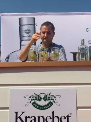 Lucio Velo prepara il cocktail Estiva