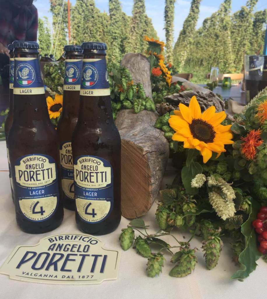 Birra Angelo Poretti 4 Luppoli servita con un centrotavola di fiori di luppolo e piccoli girasoli