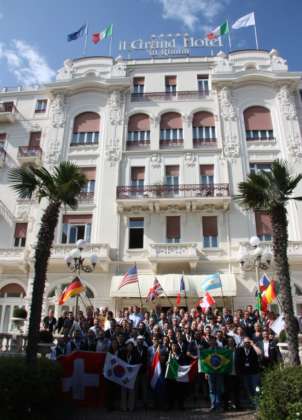 I partecipanti davanti al Grand Hotel di Rimini