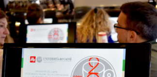 Monitor nell'aula multimediale dell'Università del Caffè