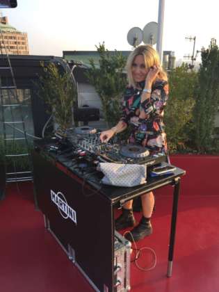 La deejay Nora Bee alla console per la colonna sonora dell'evento Shake Your Future al 16° piano della Terrazza Martini