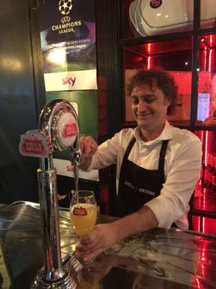 Il beer expert Jacopo Gatto durante la spillatura alla belga al Beergarden di Milano