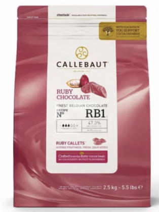 Una busta da 2,5 kg di pepite Ruby Chocolate Barry Callebaut