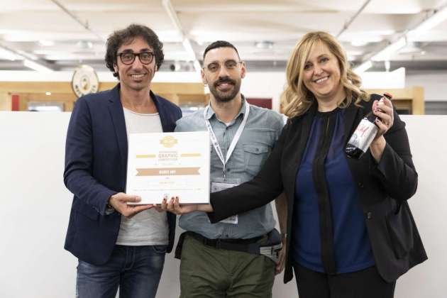 Il designer Andrea Basile riceve il 1° premio Best Label Solobirra 2020 per l'etichetta Stout Boom della beer firm Malti da Legare di Milano