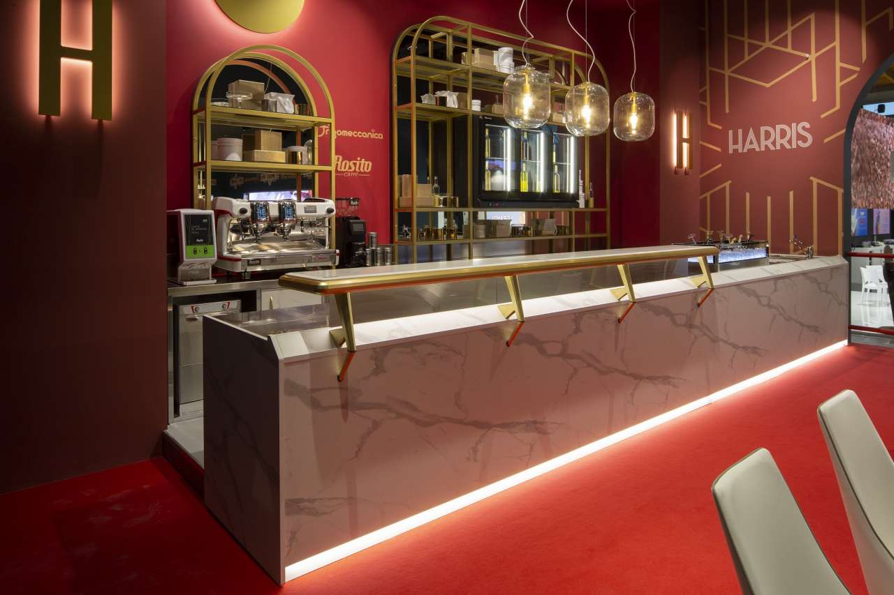 Con Harris E Carlton Frigomeccanica Rinnova L Arredo Bar Ispirandosi All Art Deco Bargiornale