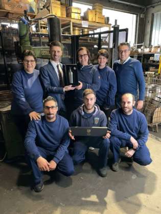 Bruno Vanzan con la squadra dei maestri dell'acciaio dell'azienda Pietro Ciana