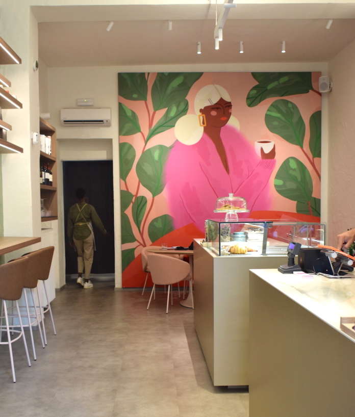The Pure Café, sul fondo il murales