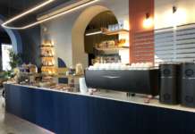 Il lungo banco bar di Cafezal in viale Premuda a Milano