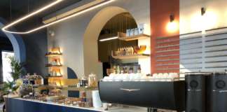 Il lungo banco bar di Cafezal in viale Premuda a Milano