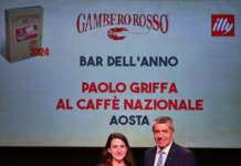 Moreno Faina consegna il Premio illy bar dell'Anno 2024 a Titti Traina, moglie di Paolo Griffa