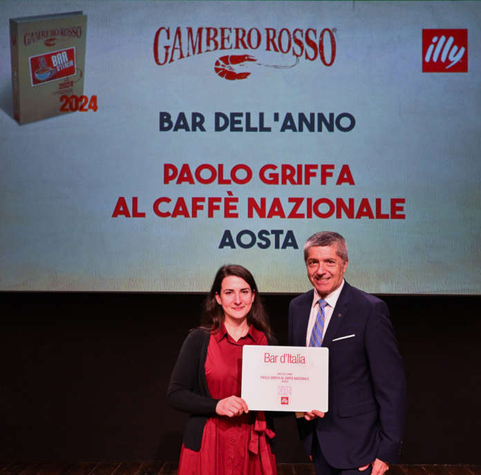 Moreno Faina consegna il Premio illy bar dell'Anno 2024 a Titti Traina, moglie di Paolo Griffa